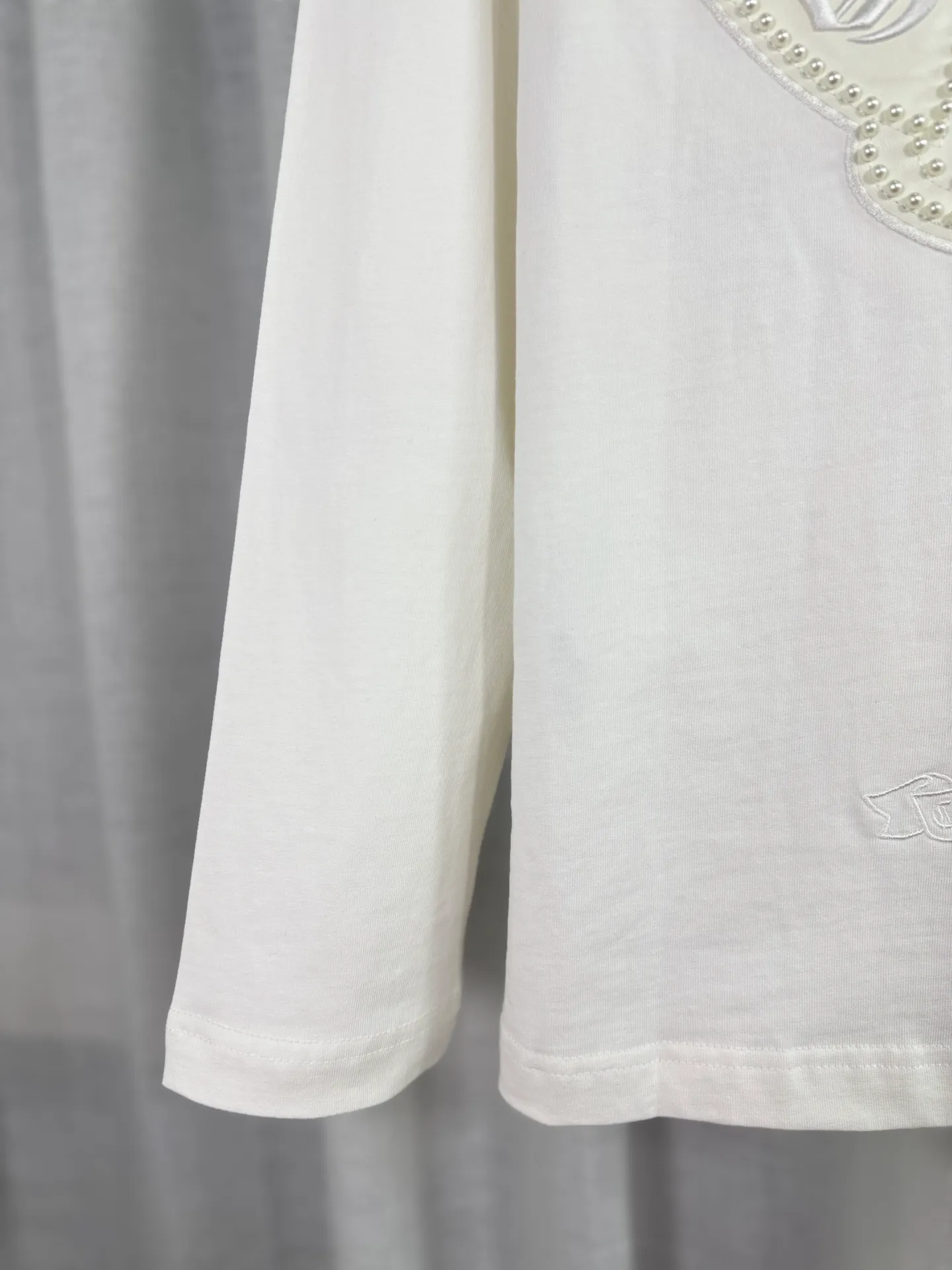 P260 top version, real shot without P, ​​different from market currency) 𝗖𝗵𝗿𝗼𝗺𝗲 𝗛𝗲𝗮𝗿𝘁𝘀/Cro Heart 2025 Autumn and Winter Pearl Compass Casual Long Sleeve 👑The highest version! Customized fabric 320g fabric! Pearl compass, genuine leather cut. Best-selling model at the counter. Very comfortable to wear. Accessories: original molded and authenticated collar label➕100% silk wash label. Genuine purchase-grade original hangtag➕matching hanging rope➕3D hanging beads➕original packaging bag. Craftsmanship: The original version has consistent wiring! The highest version of the armhole matching technique! Color: White Black Size: S M L XL Style No.: 5170